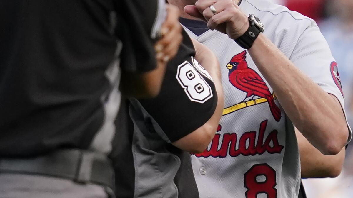 Umpire provides explanation for wild play in Cardinals-Cubs