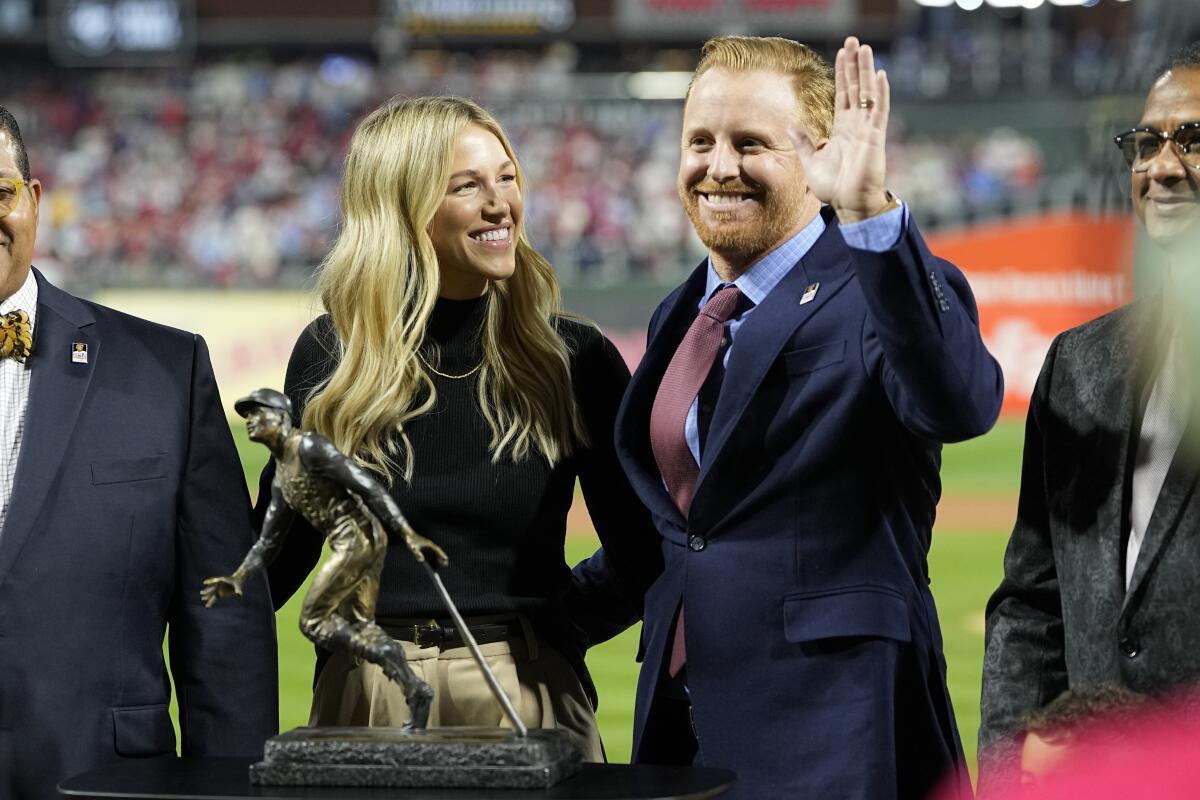 Dodgers' Justin Turner wins Roberto Clemente Award for philanthropy