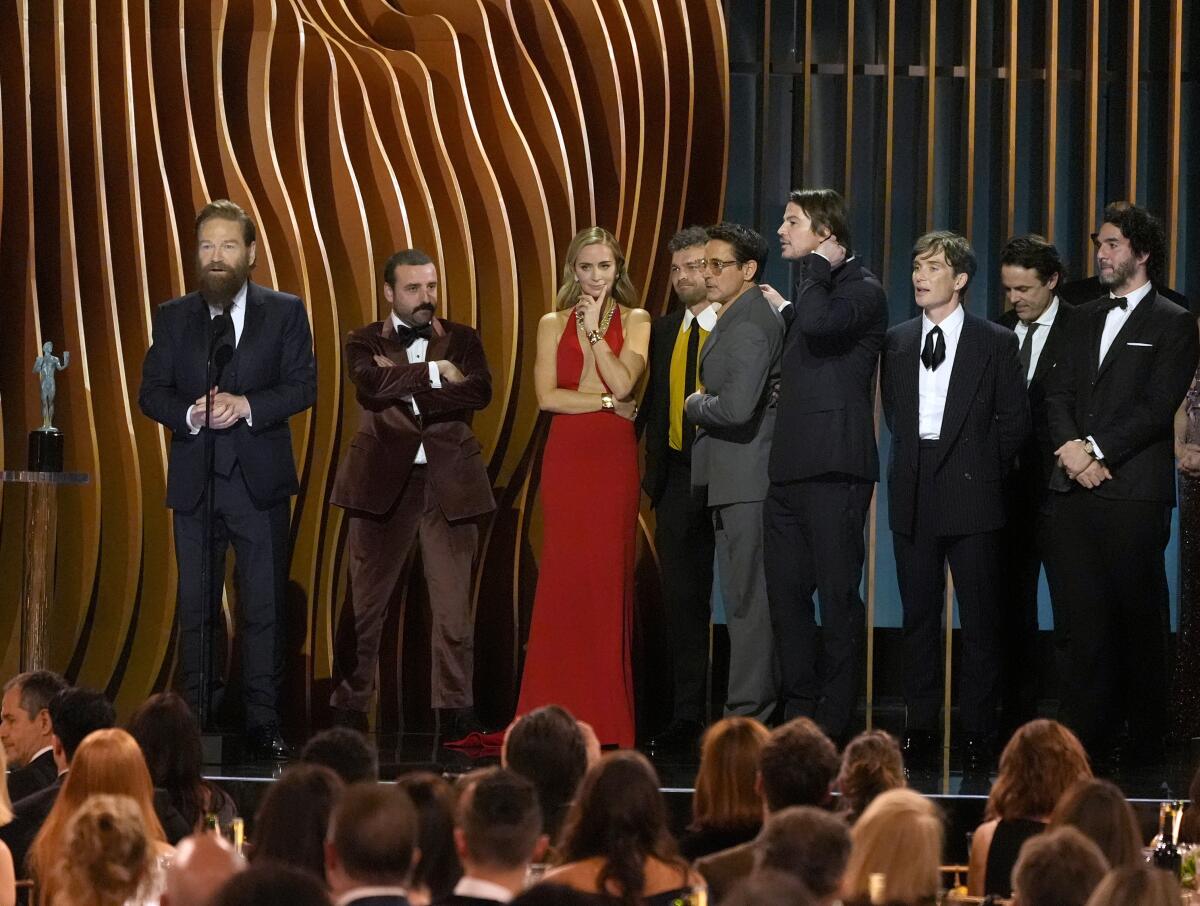 Kenneth Branagh, de izquierda a derecha, David Krumholtz, Emily Blunt, Alden Ehrenreich, Robert Downey Jr.,