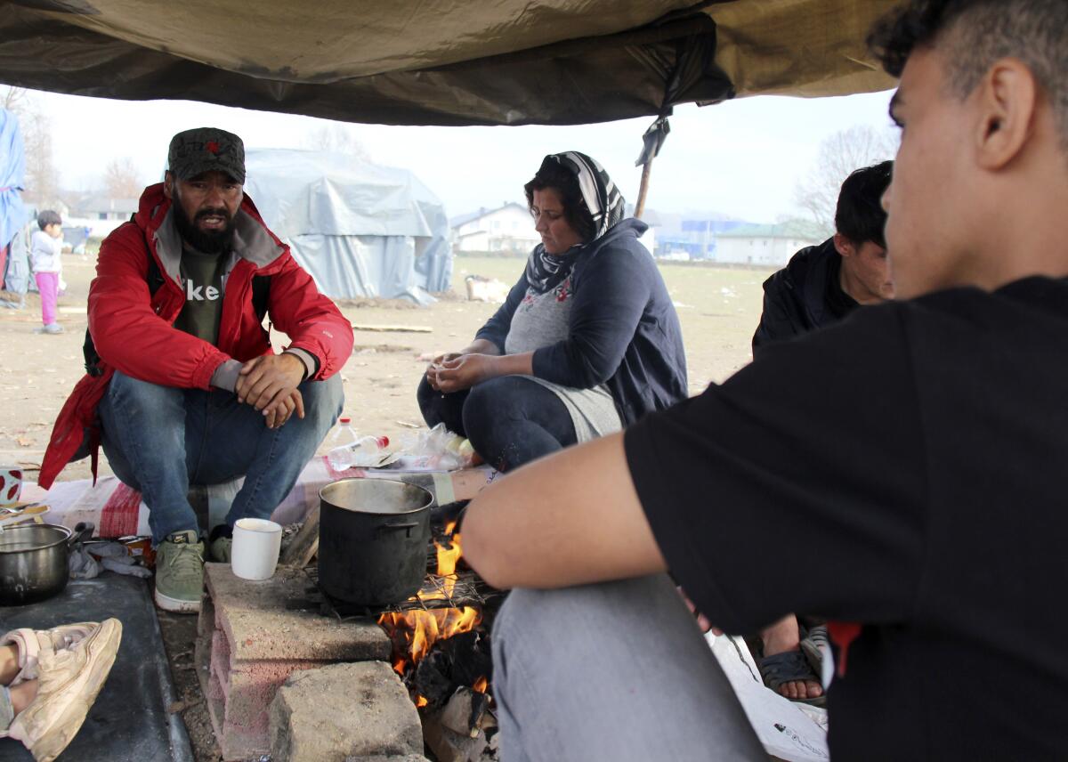 El refugiado afgano Ibrahim Rasool (izq) fotografiado en un campamento 