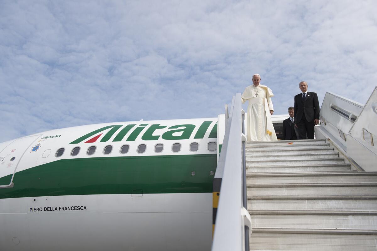 El papa Francisco llega en su avión al aeropuerto José Joaquín de Olmedo en Guayaquil, Ecuador, el 7 de julio de 2015. (L'Osservatore Romano/Pool Photo via AP)