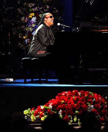 Stevie Wonder sang "Never Dreamed You'd Leave in Summer," noting that Jackson had covered the song himself "so incredibly."