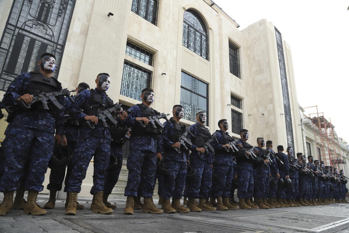 Fuerzas militares se encuentran afuera del Palacio 