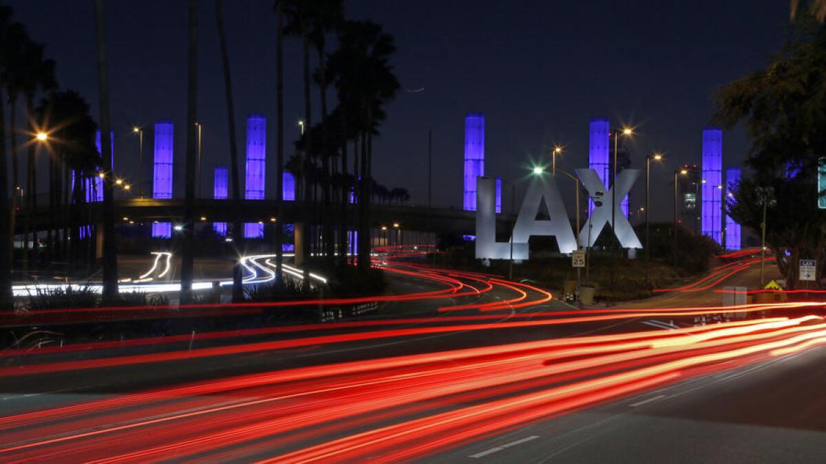 El aeropuerto internacional de Los Ángeles espera acoger la cifra rompe récord de 835,500 pasajeros este fin de semana que se celebra el día del trabajo.