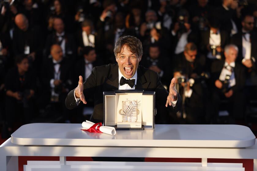 Sean Baker, ganador de la Palma de Oro por su película "Anora", posa durante una sesión de fotos después de la ceremonia de premiación en la edición 77 del Festival Internacional de Cine de Cannes, en el sur de Francia, el sábado 25 de mayo de 2024. (Foto por Vianney Le Caer/Invision/AP)