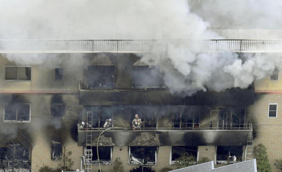 Al menos 12 personas podrían haber muerto y varias más estarían desaparecidas tras quedar atrapadas el jueves en un incendio en un popular estudio de animación. (AP)