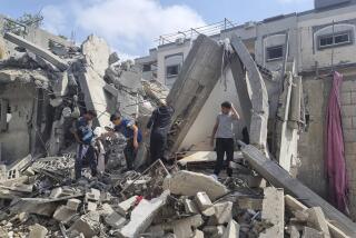 Palestinos buscan entre los escombros de una vivienda tras un ataque aéreo israelí en Rafah, en la Franja de Gaza, el 29 de abril de 2024. (AP Foto/Mohammad Jahjouh)