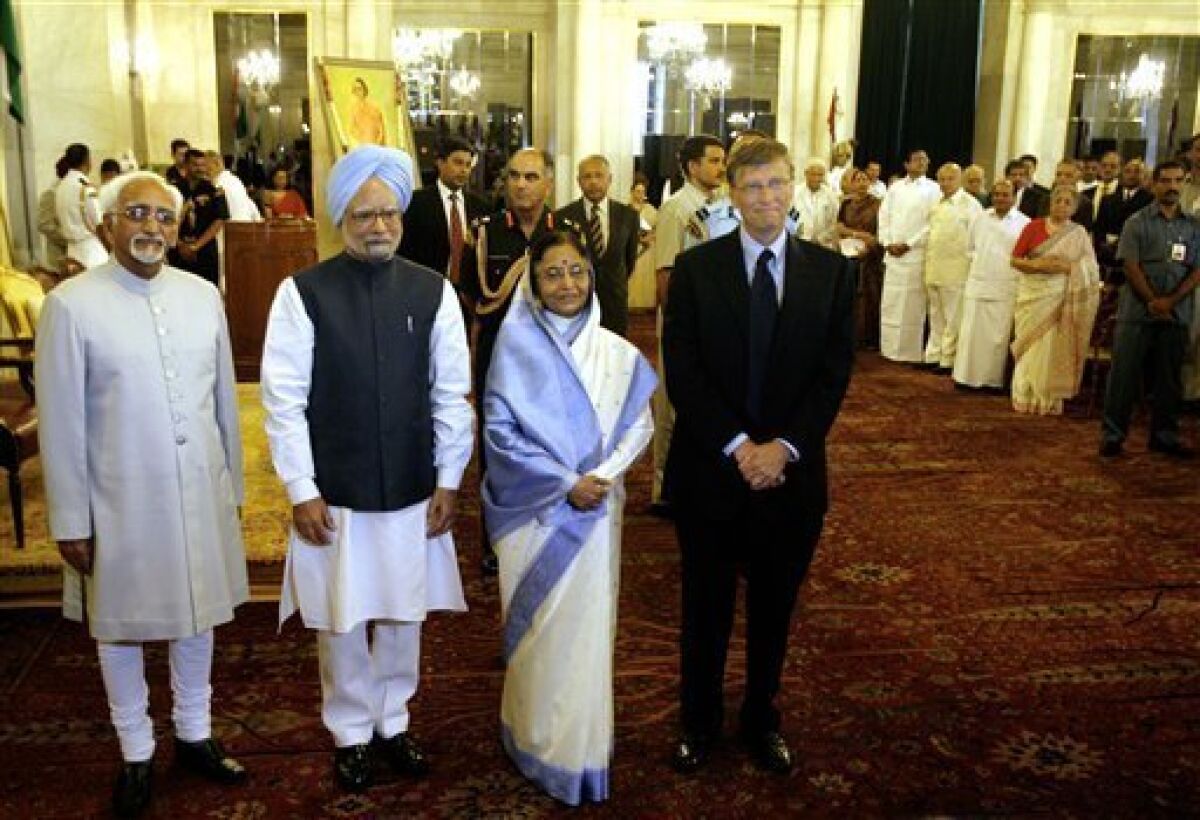 Standing right to left are Microsoft Chairman Bill Gates, Indian President Pratibha Patil, Prime Minister Manmohan Singh and Vice President Hamid Ansari, after Gates received the 2007 Indira Gandhi Prize for Peace, Disarmament and Development on behalf of the Bill and Melinda Gates Foundation, at the Presidential Palace, in New Delhi, India, Saturday, July 25, 2009. (AP Photo/Manish Swarup)