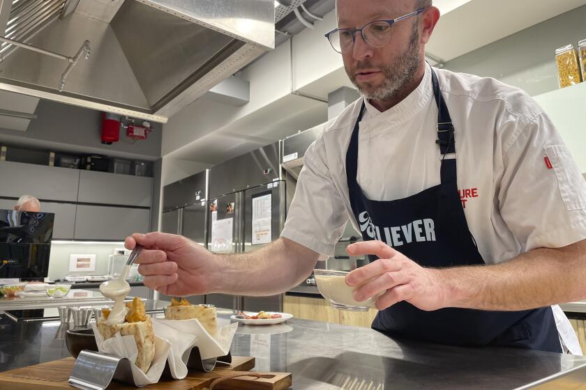 Andres Voloschin, chef de Investigación y Desarrollo de la empresa Believer Meats, trabaja en platillos creados a partir de los productos de la compa?ía en una cocina experimental, el 13 de febrero de 2023, en Rejovot, Israel. (AP Foto/Laura Ungar)