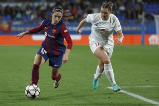 Aitana Bonmatí (izquierda) del Barcelona avanza con el balón ante Anna Nerland Aahjem del Bramm en el partido de la Liga de Campeones femenina, el jueves 28 de marzo de 2024. (AP Foto/Joan Monfort)