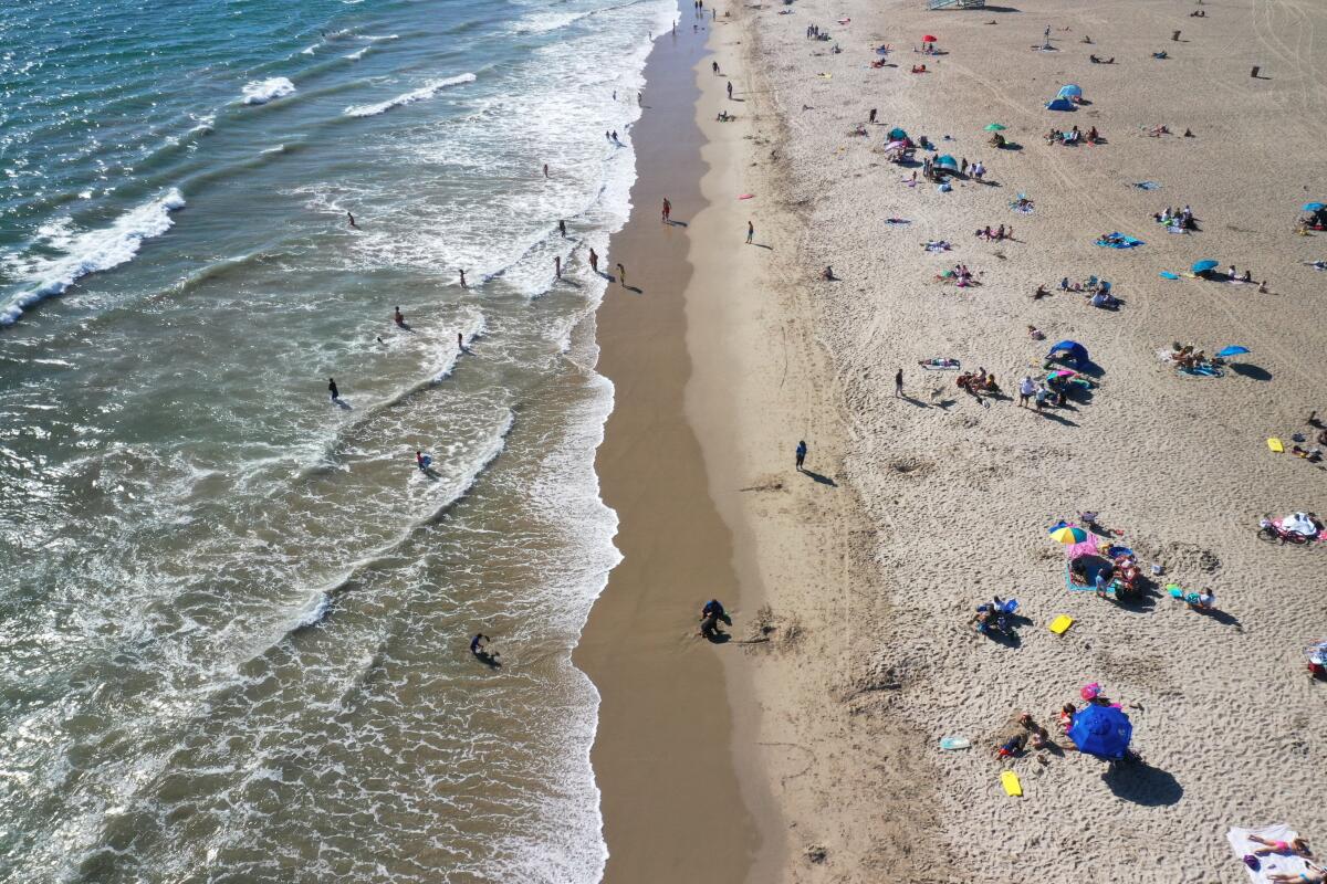 Santa Monica, California-Aug. 8, 2020-Summer activities at Will Rogers State Beach on Aug. 9, 2020. (Carolyn Cole/Los Angeles Times)