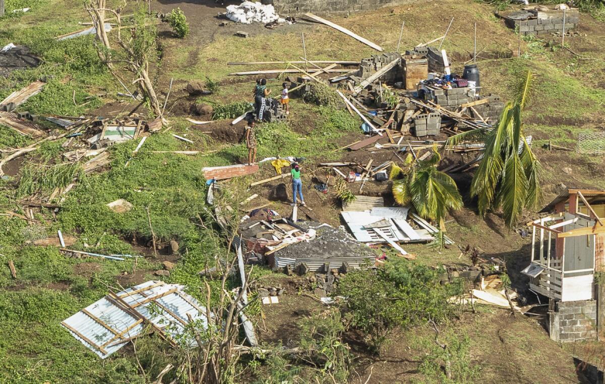 Familiares revisan su vivienda destrozada 