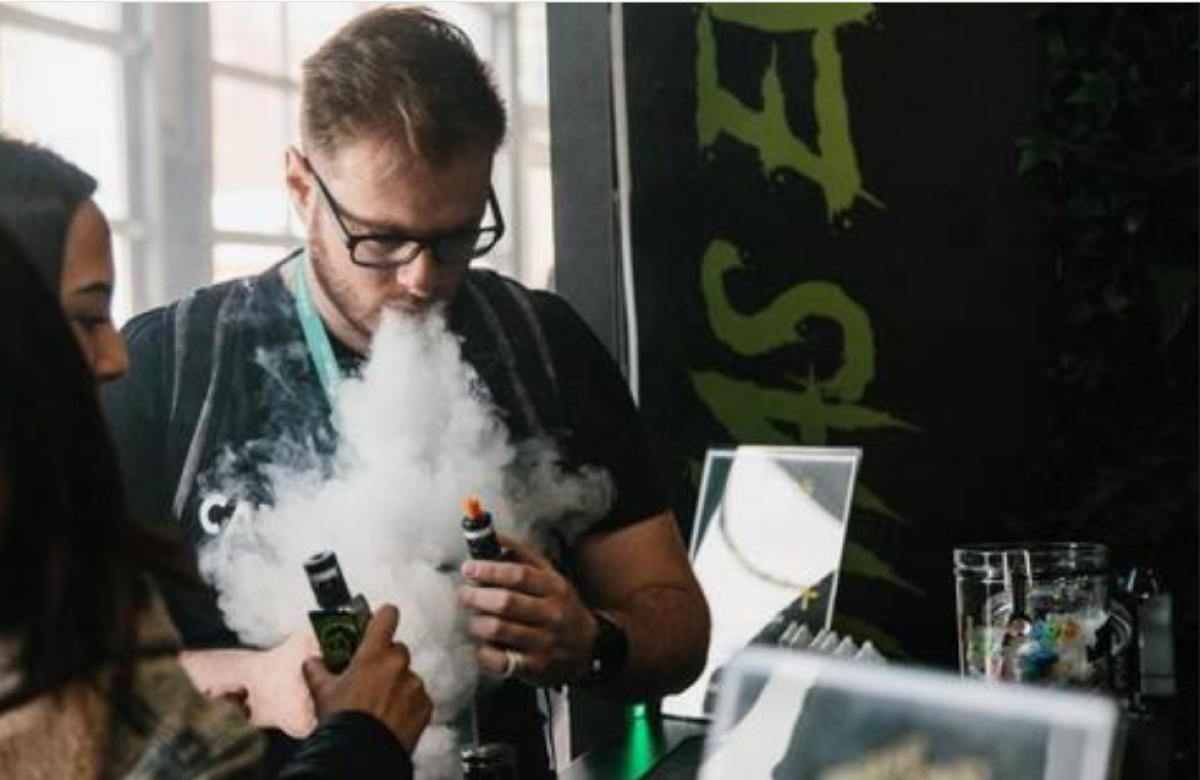 Un hombre expulsa vapor por la boca durante la tercera edición de "Vapevent Trade Show", una feria comercial que recoge las últimas tendencias de vapeo,el jueves 28 de marzo en Nueva York (Estados Unidos). EFE/ Alba Vigaray/Archivo