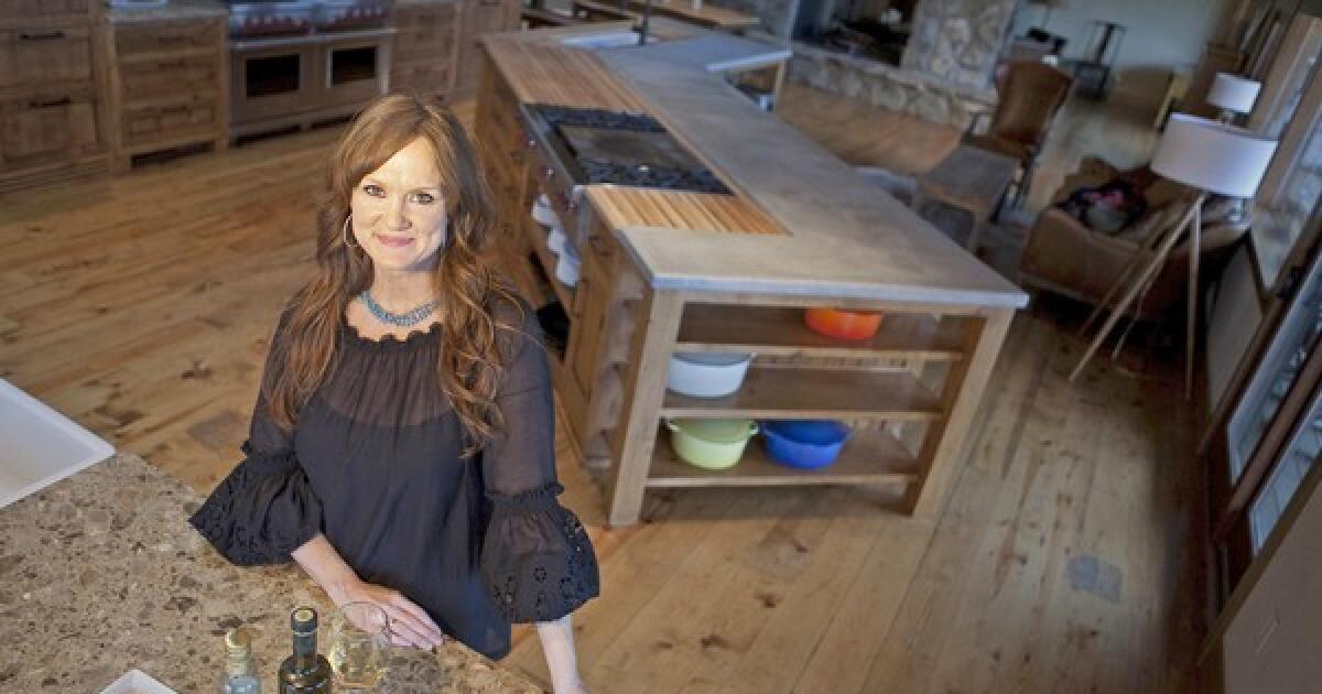 Who is The Pioneer Woman in real life? Ree Drummond is a blogger