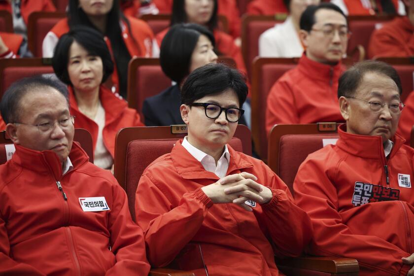 El líder del oficialista Partido del Poder Popular, Han Dong-hoon, en el centro, y miembros del partido observan los resultados de los sondeos electorales en la Asamblea Nacional el miércoles 10 de abril de 2024 en Seúl, Corea del Sur. (Kim Hong-Ji/Pool Photo vía AP)