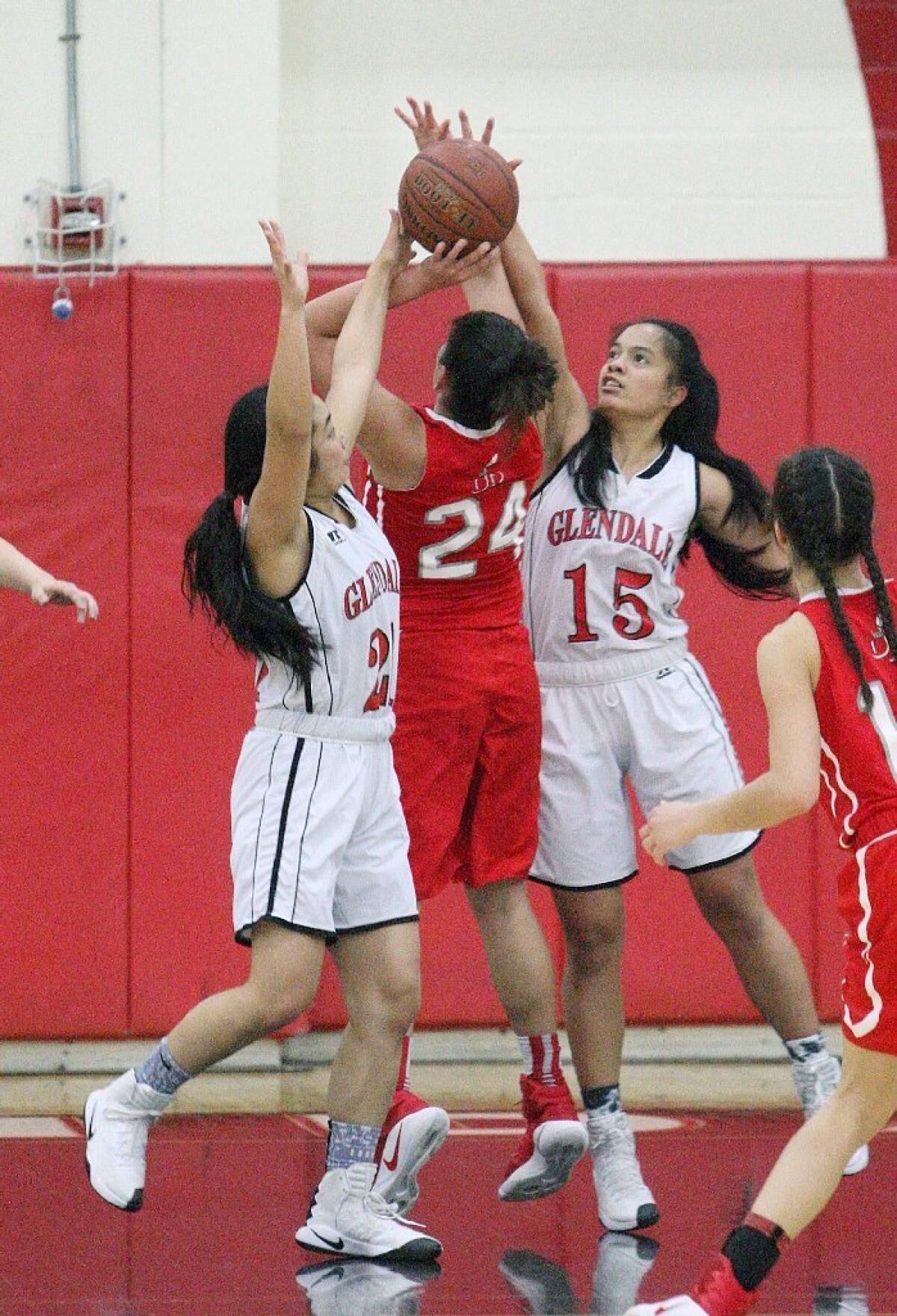 Glendale's girls' basketball team stopped Burroughs and its Pacific League winning streak on Friday night.