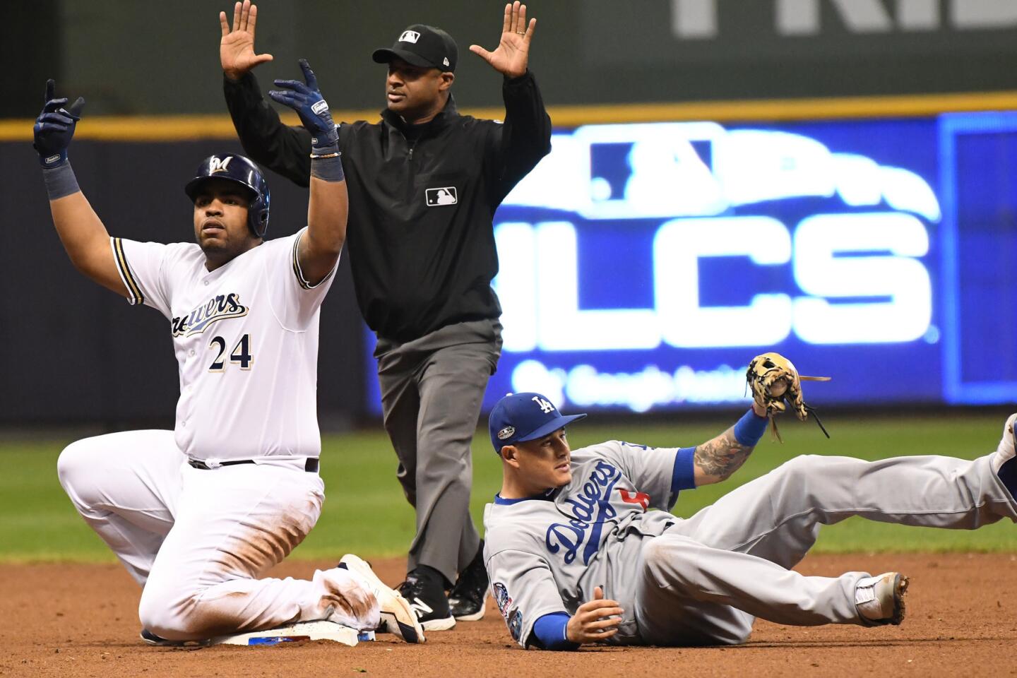 Manny Machado takes souvenir from first Dodgers home run