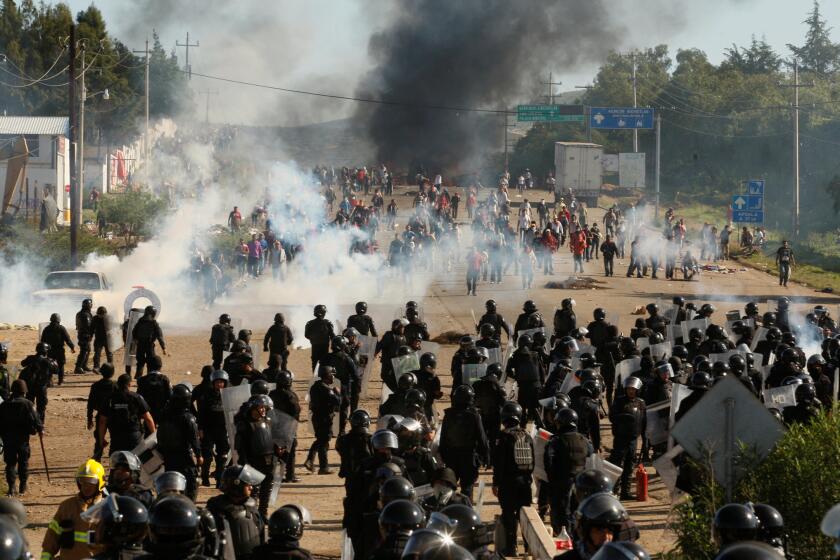 Maestros de la Coordinadora Nacional de Trabajadores de la Educación (CNTE) manifiestan su inconformidad ante la llegada de las autoridades, el 19 de junio.