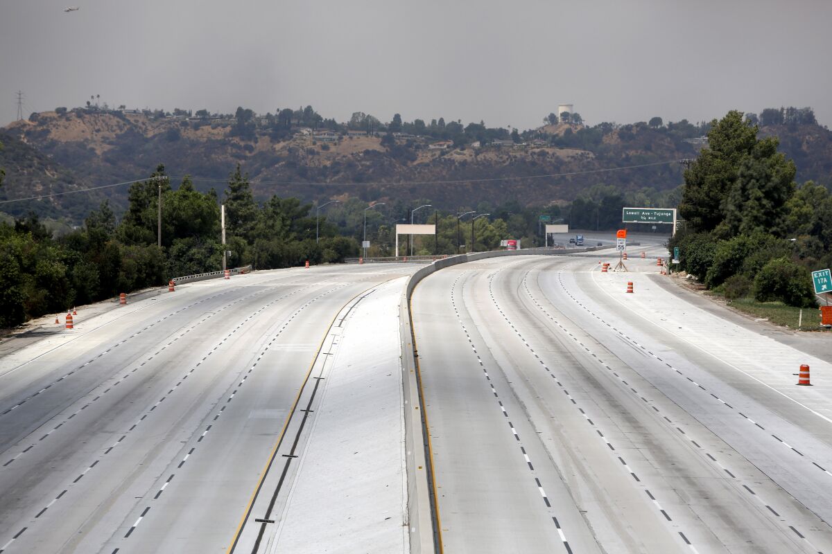 2017 photo of a practically empty 210 freeway during the La Tuna fire.