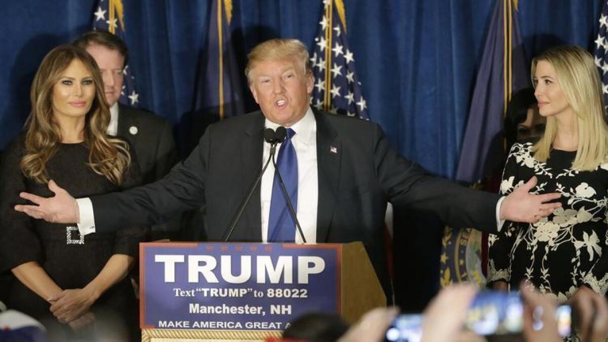 El precandidato presidencial republicano Donald Trump se dirige a sus partidarios durante una manifestación en la noche de las primarias, en Manchester, New Hampshire.