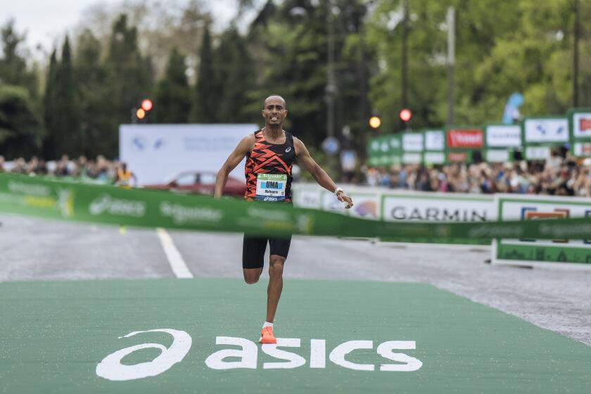 El etíope Uma Mulugeta cruza la meta al ganar el maratón de París, el domingo 7 de abril de 2024. (AP Foto/Lewis Joly)
