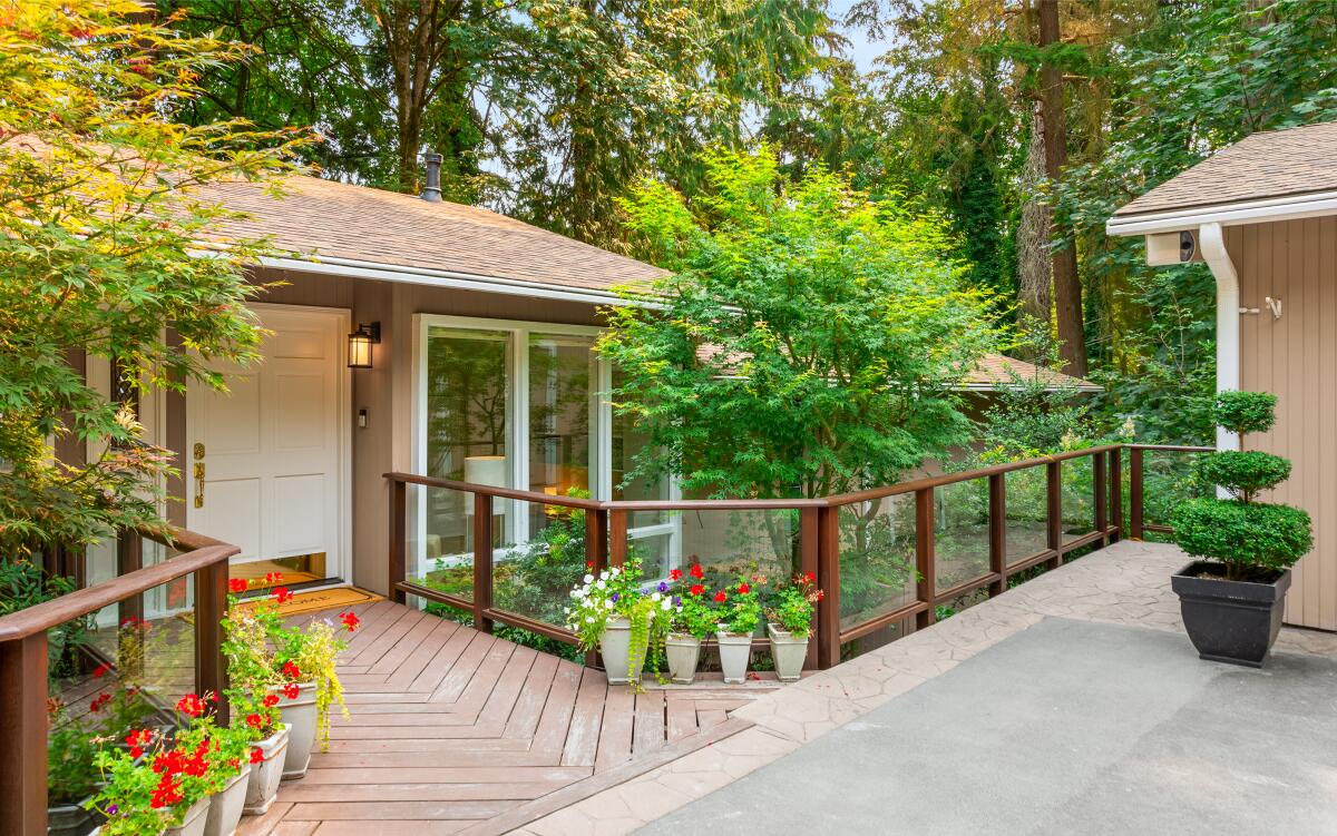 A Midcentury retreat wrapped in trees.