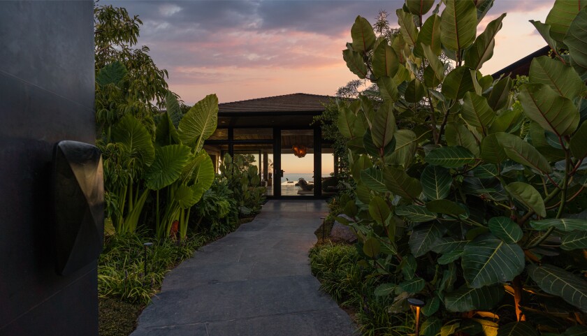 rozciągająca się na dziewięciu akrach, inspirowana Bali posiadłość posiada stylowy dom główny, przestronny pensjonat, kabinę, basen, staw i kort do gry w pickleballa.