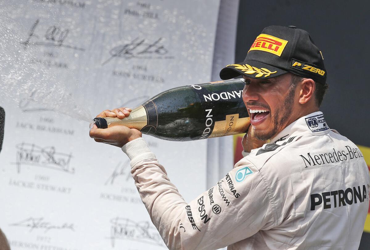 El piloto británico Lewis Hamilton (Mercedes) celebra su victoria en el Gran Premio de Hungría, el domingo 24 de julio de 2016. (AP Foto/Darko Vojinovic)