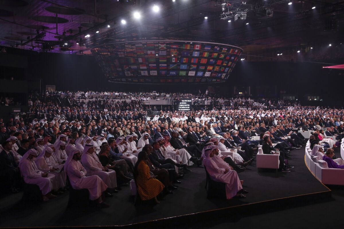 ARCHIVO - La foto del 1 de abril de 2022 muestra el sorteo para definir los grupos del Mundial en Doha, Qatar