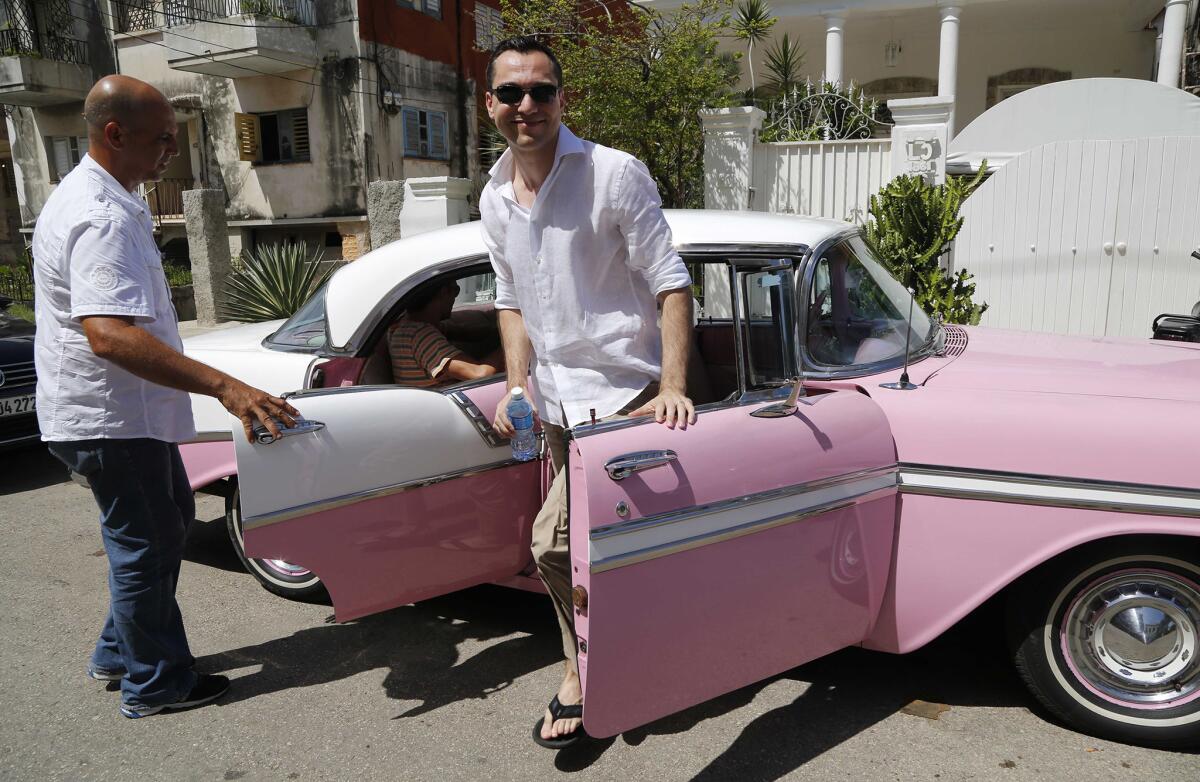Nathan Blecharczyk, cofundador de Airbnb, desciende de un automóvil estadounidense antiguo a su llegada a la casa de huéspedes de Armando Usain en La Habana, Cuba, el miércoles 24 de junio de 2015. Durante su primer viaje a La Habana, Blecharczyk dijo que AirBnb había solicitado una licencia especial que le permitía a la gente fuera de Estados Unidos utilizar el servicio con sede en San Francisco para reservar estadías en hogares privados en Cuba. Blecharczyk dijo sentirse optimista, pero no sabe si la propuesta sería aprobada. (Foto AP/Desmond Boylan)
