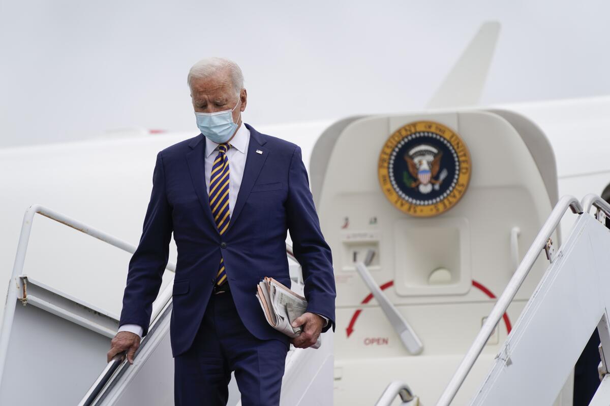 El presidente Joe Biden se baja del avión presidencial en la Base Aérea Dover en Delaware.