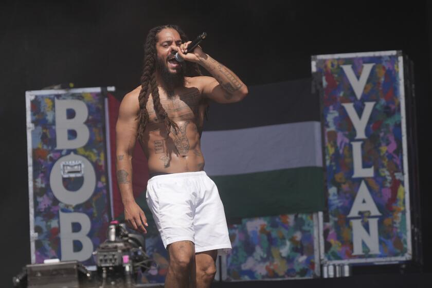 Bob Vylan actúa en el West Holts Stage durante el festival de Glastonbury