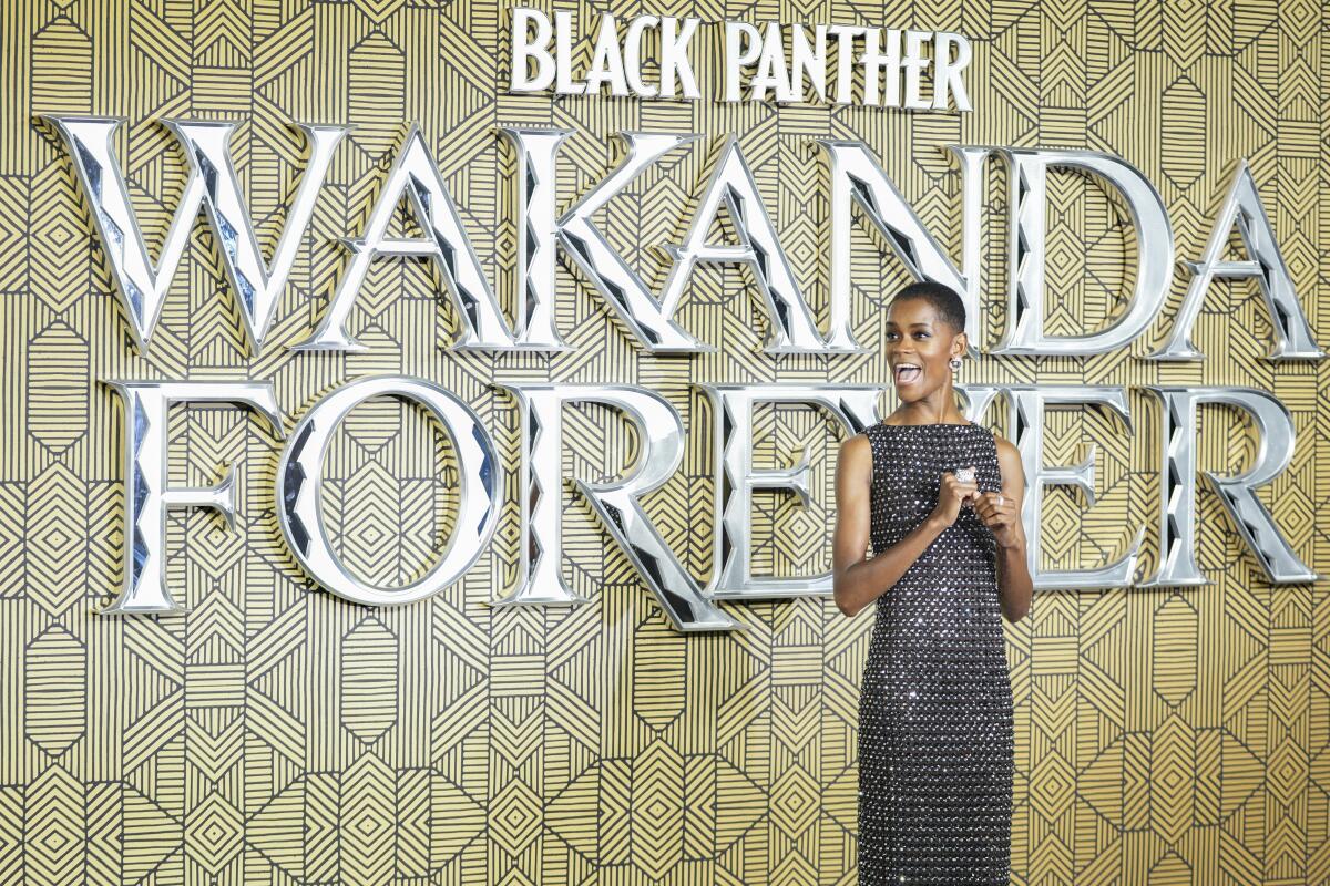 Letitia Wright posa a su llegada a la alfombra roja de “Black Panther: Wakanda Forever” en Londres, 