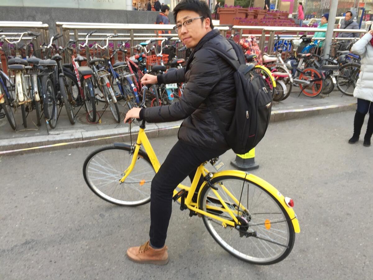 王伟（音）使用北京的一辆Ofo自行车。