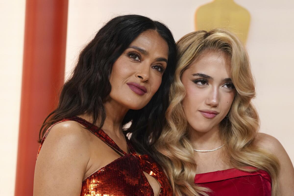 Salma Hayek posa junto a su hija Valentina Paloma Pinault en la alfombra de los Oscar.