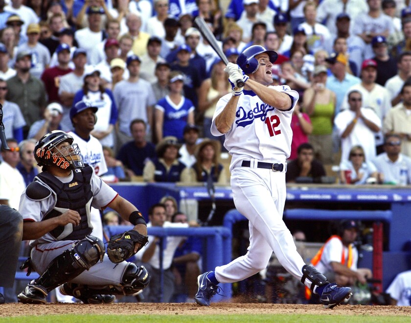 Steve Finley des Dodgers frappe un grand chelem en neuvième manche contre les Giants de San Francisco le 2 octobre 2004.