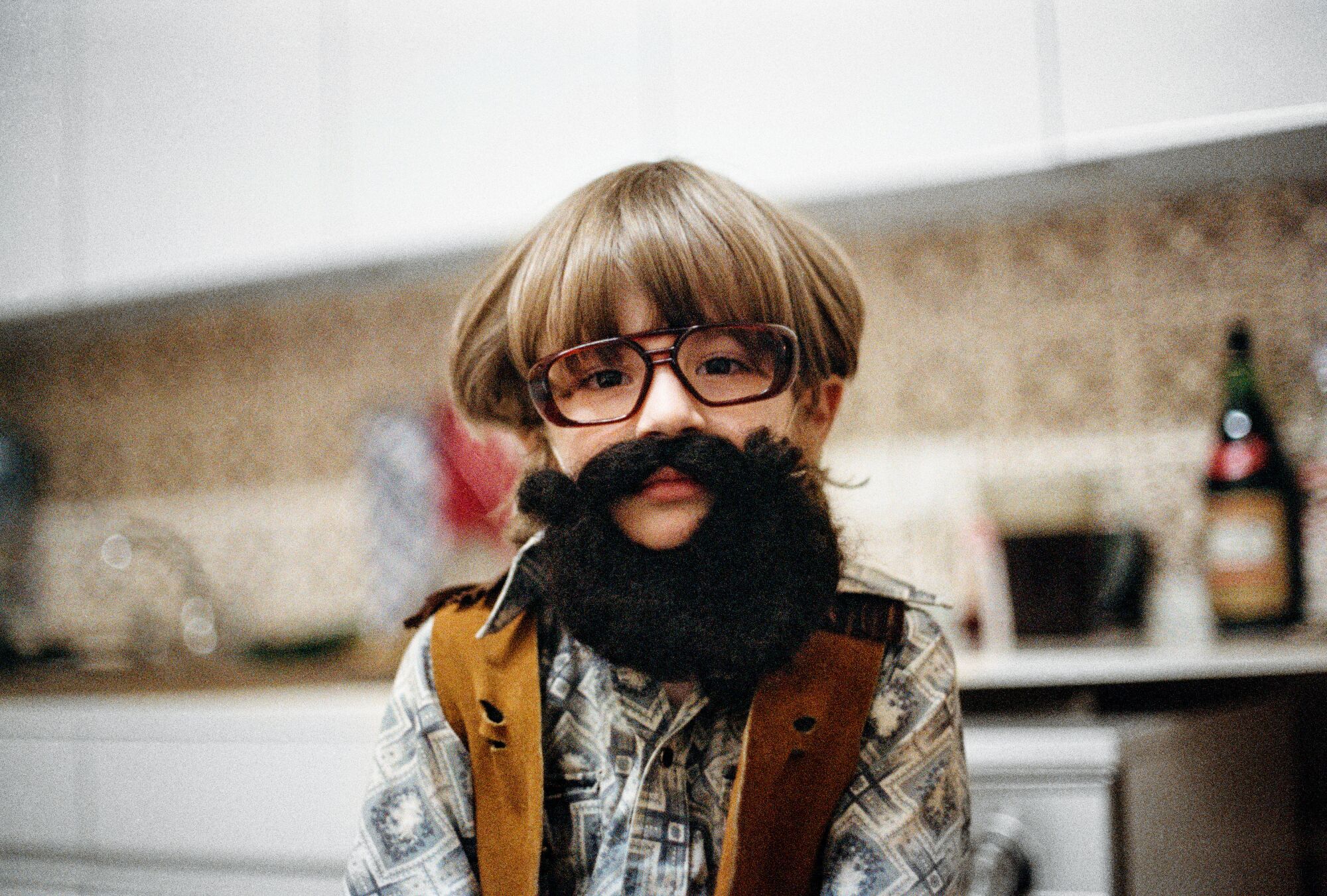 Danny Lloyd, çekimler sırasında altı yaşına girdi ve o ve Leon Vitali bir şaka hazırladılar.  Kubrick'e benzemek için sakal takmıştı.