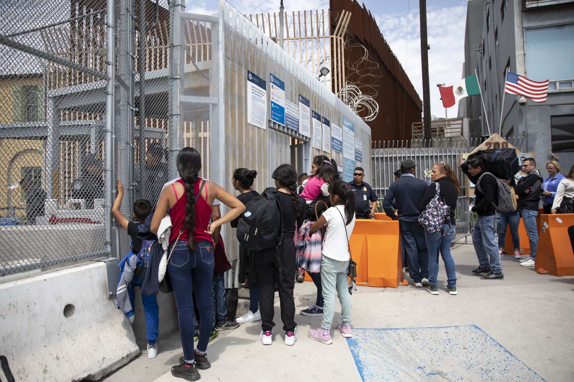 Familias procedentes de los estados mexicanos de Michoacán y Guerrero intentan solicitar asilo