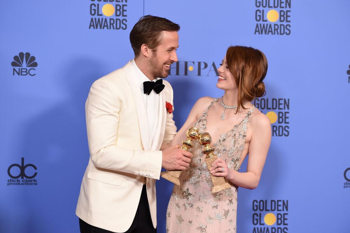 Ryan Gosling y Emma Stone, los protagonistas de "La La Land", la máxima triunfadora en la ceremonias de los Globos de Oro del pasado fin de semana, durante su visita a la sala de prensa.