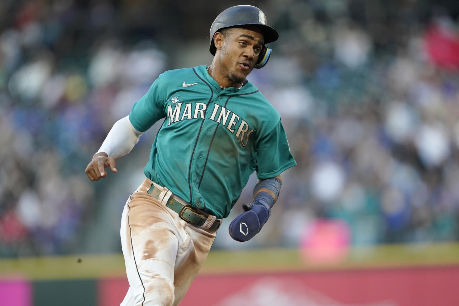 Eugenio Suárez homers in 11th as Mariners top Blue Jays 5-2