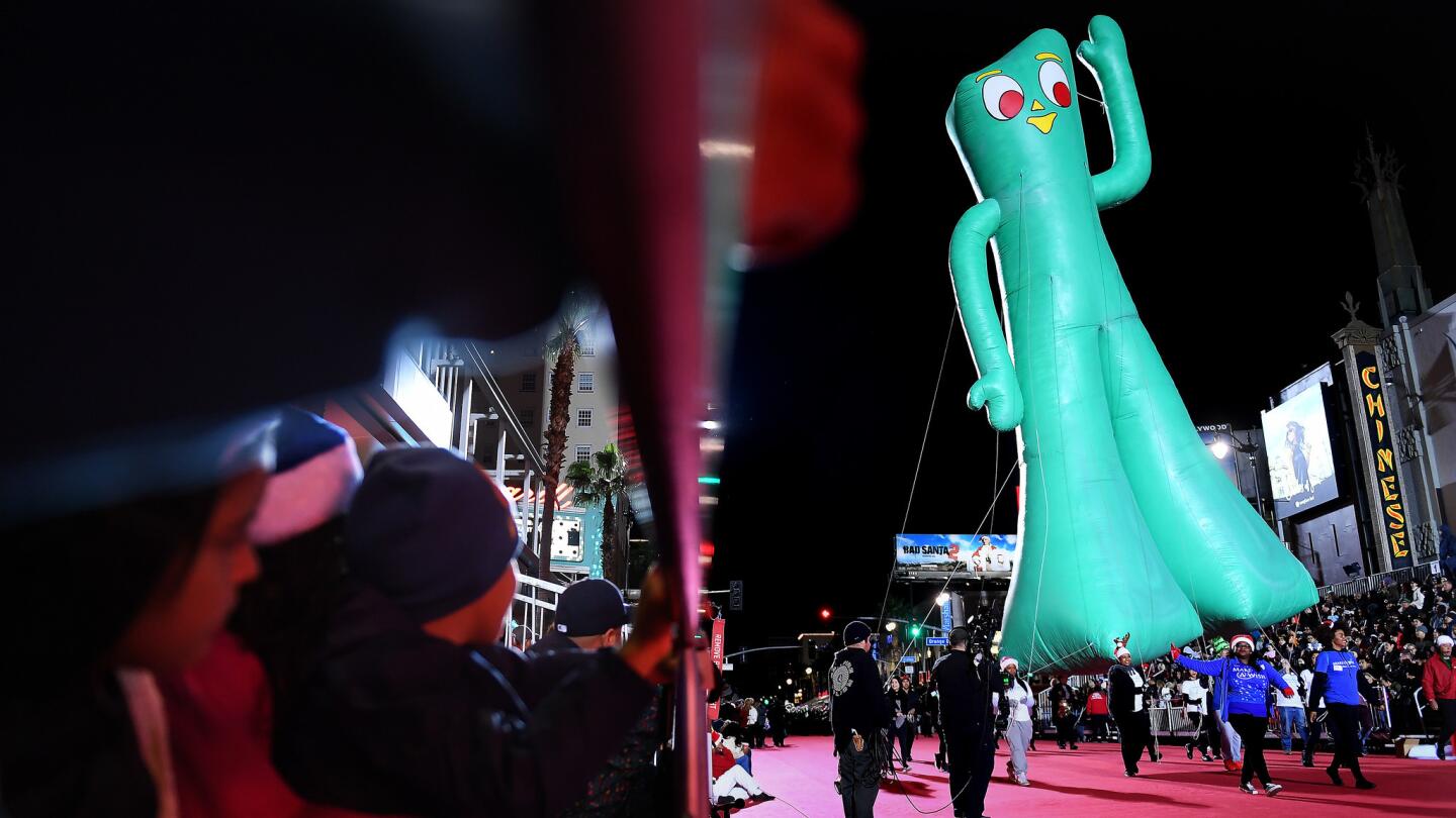 Un globo con la figura de 'Gumby' en el desfile de Navidad a lo largo de Hollywood Boulevard.