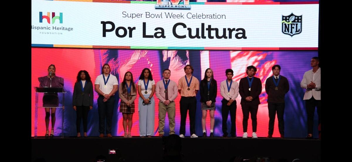 10 estudiantes-atletas reciben reconocimiento en el Centro de Convenciones de L.A.