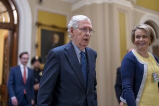 El líder de la minoría del Senado Mitch McConnell camina hacia su oficina mientras el Senado se prepara para aprobar el paquete de ayuda de 95.000 millones de dólares para Ucrania, Israel y Taiwán aprobado por la Cámara de Representantes, en el Capitolio, en Washington, el martes 23 de abril de 2024. (AP Foto/J. Scott Applewhite)