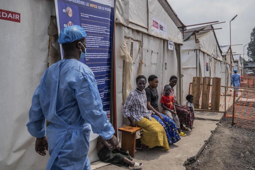 Niños que contrajeron la viruela símica esperan para ser atendidos en una clínica en Munigi, en el este de la República Democrática del Congo, el lunes 19 de agosto de 2024. (AP Foto/Moses Sawasawa)