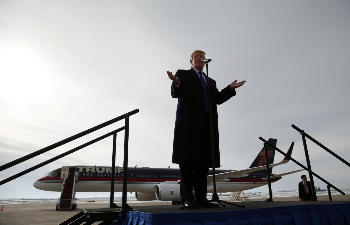 El presidente Trump habla durante una aparición de su campaña en el Aeropuerto Regional de Dubuque en Iowa. (Paul Sancya / Associated Press)
