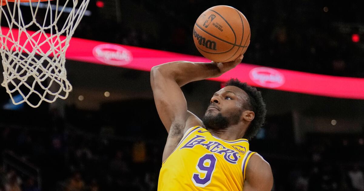 A guarda do Lakers, Bronie James, brilha durante uma derrota ruim para o Cleveland
