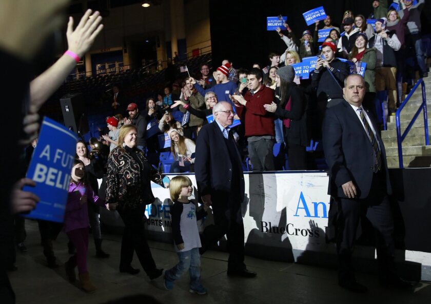 Seguidores del senador por Vermont y precandidato presidencial por el partido Demócrata Bernie Sanders (c) llega con su familia a un acto de campaña ayer, lunes 8 de febrero de 2016, en Durham, New Hampshire. EFE/KATHERINE TAYLOR