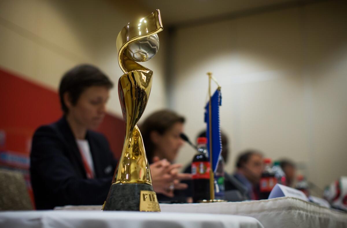 El trofeo de la Copa Mundial femenina de la FIFA es desplegado durante una rueda de prensa.