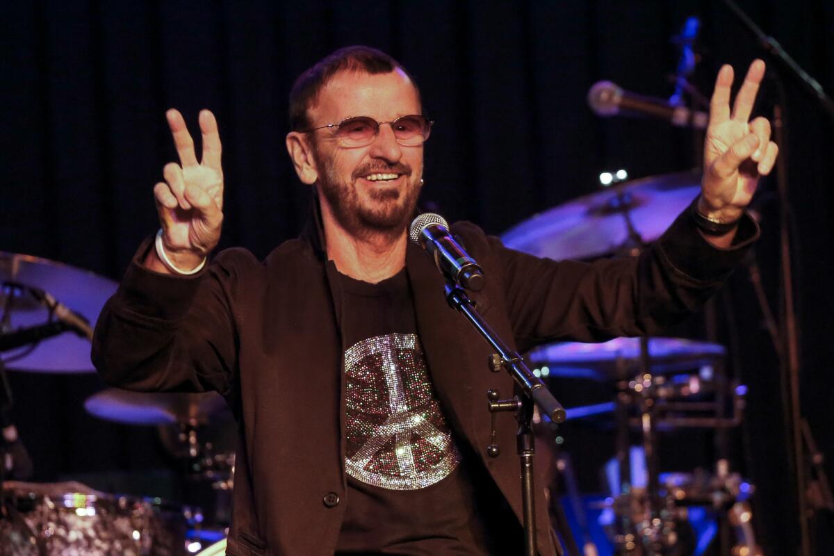 El baterista y ex Beatle Ringo Starr se presenta con su banda All Starr en Studio Instrument Rentals en Hollywood.
