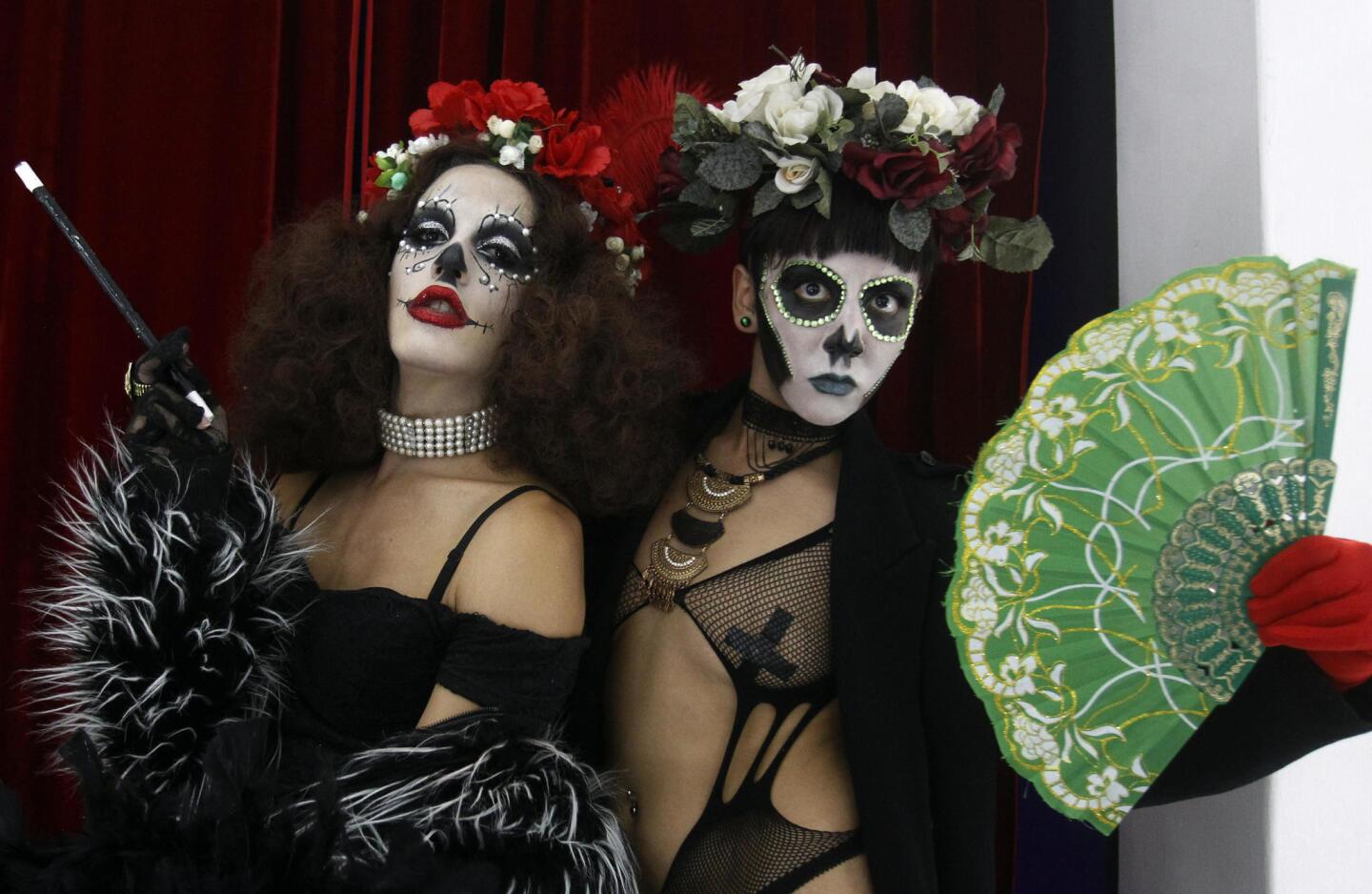 Fotografía de participantes en el II Festival Burlesque en Medellín; el director del evento, Daniel Tapias, dijo que este género que apenas da sus primeros pasos en Colombia le ha permitido a "mujeres con baja autoestima empoderarse y reivindicarse".